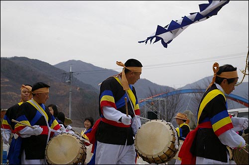 지속 가능한 행복한 세상을 위하여 사람들은 노력했다. 